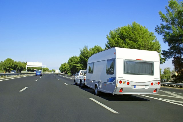 Fahrzeug zieht Wohnwagen über die Autobahn