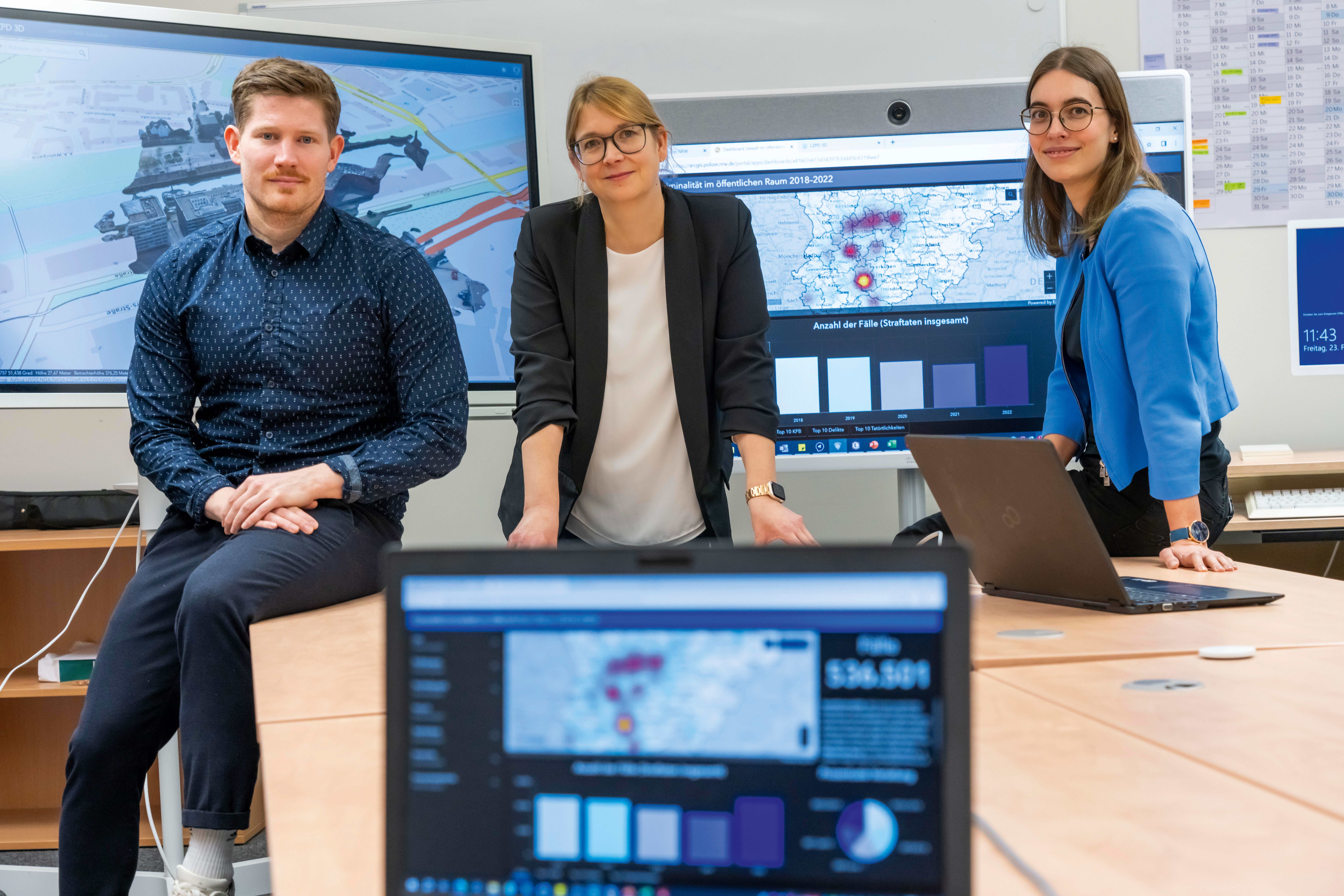 André Hinsenhofe, Julia Howar and Maike Obenhaus are located in the inter-agency central GIS-GDI office. Screens with maps can be seen both in the foreground and in the background.