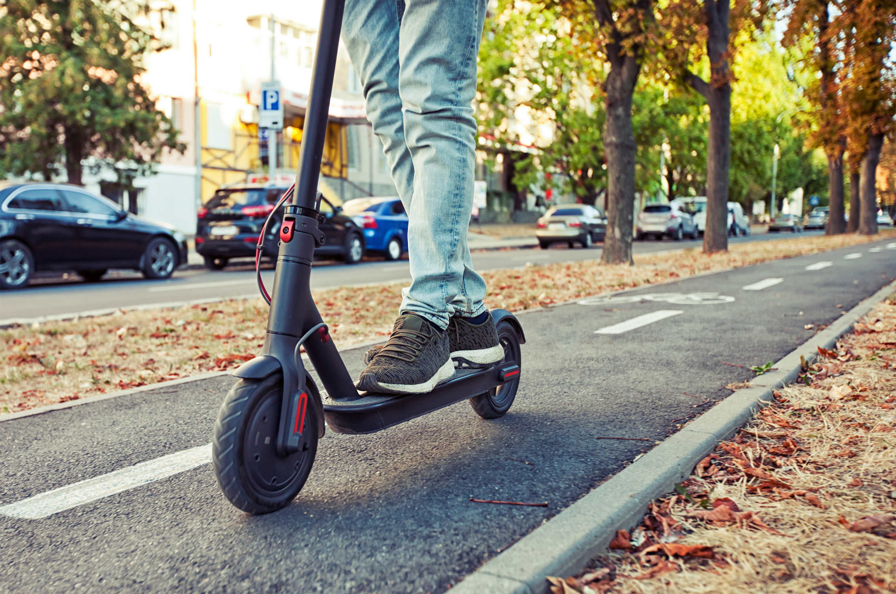 E-Scooter fährt auf dem Radweg