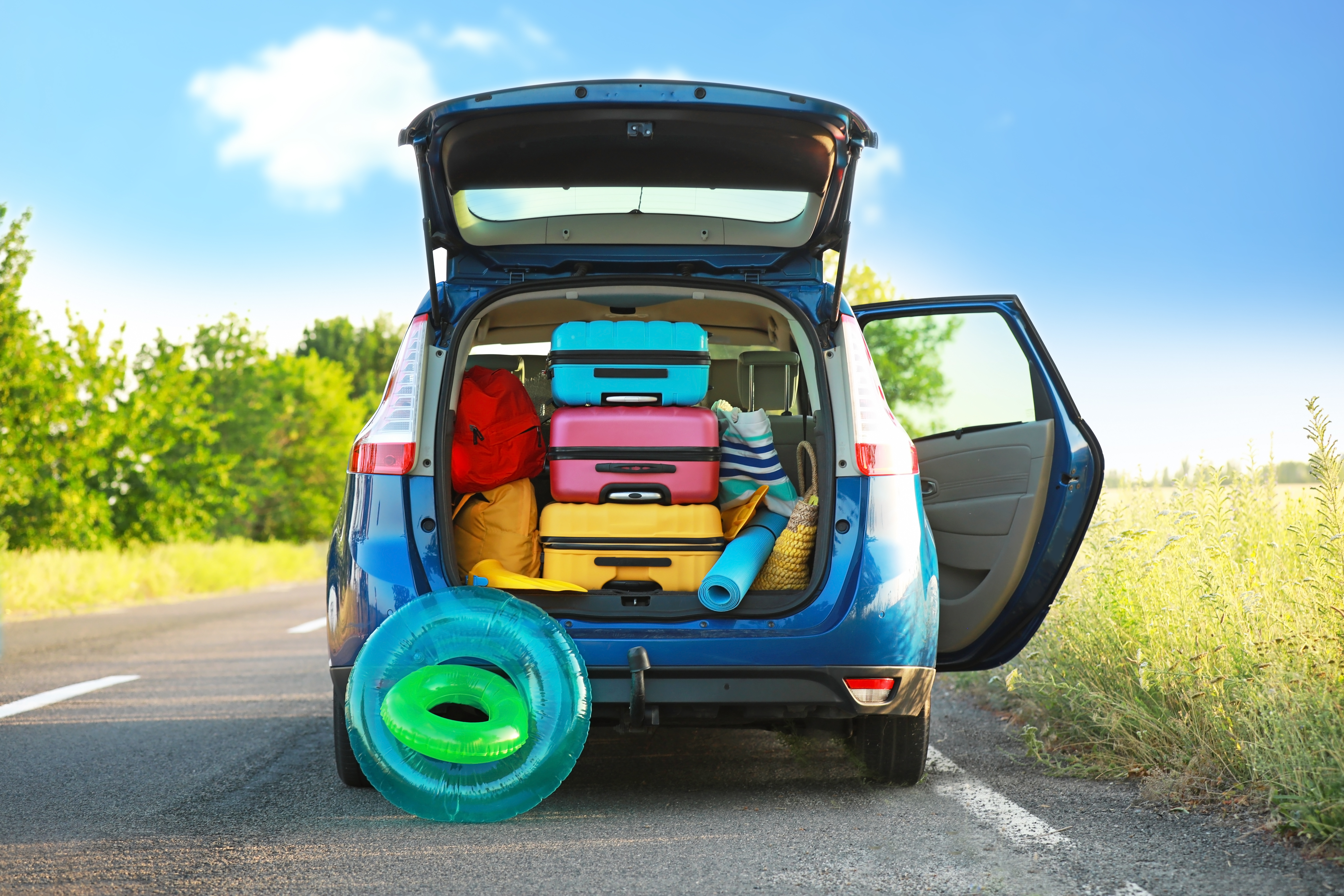 Ein Auto, mit offen stehendem, vollgepacktem Kofferraum.