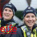 Im Vordergrund sind die Polizistinnen Nicole Kowalski und Jutta Rengelink vom Polizeipräsidium Dortmund zu sehen. Sie tragen Uniform und lächeln in die Kamera. Im Hintergrund ist der offizielle Fußball der UEFA EURO 2024 in groß zu sehen. Unten links steht der Schriftzug "Streife", darunter "Magazin für die Polizei in Nordrhein-Westfalen. In der oberen linken Ecke ist das Logo der Polizei NRW zu sehen.