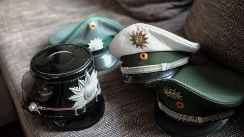 Immer gut behütet war Hugo Flunkert mit den Polizeimützen aus mehreren Jahrzehnten