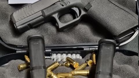 Symbolbild: eine Schusswaffe, zwei befüllte Magazine und mehrere einzelne Patronen liegen in einem geöffneten Waffenkoffer
