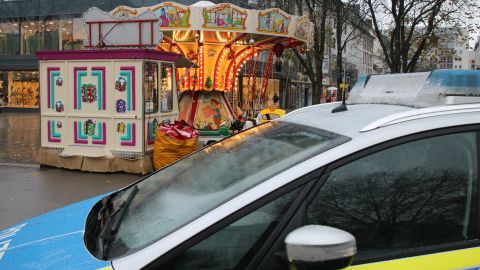 Streifenwagen der Mobilen Wache er Siegener Polizei zum Start des Siegener Weihnachtsmarktes. Im Hintergrund sieht man ein Kinderkarussell.