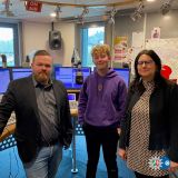 Im Studio von Radio Lippe, von links: Larry Weden, Maurice Flege, Silke Hammermeister