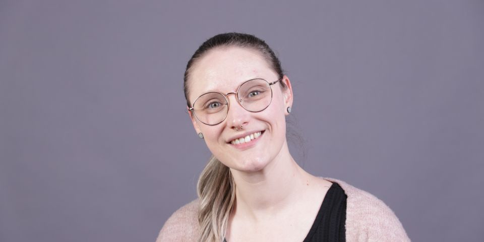 Blonde Mitarbeiterin in der Öffentlichkeitsarbeit